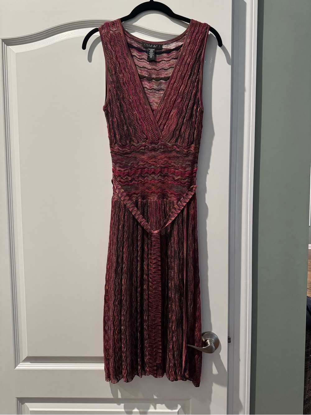 Laundry By Shelli Segal Red and Pink V‑Neck Sleeveless Midi Dress